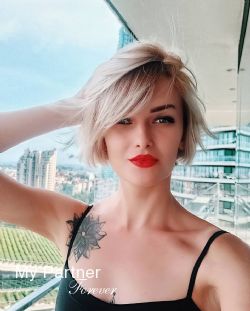 Dating Service to Meet Pretty Ukrainian Woman Elena from Kiev, Ukraine