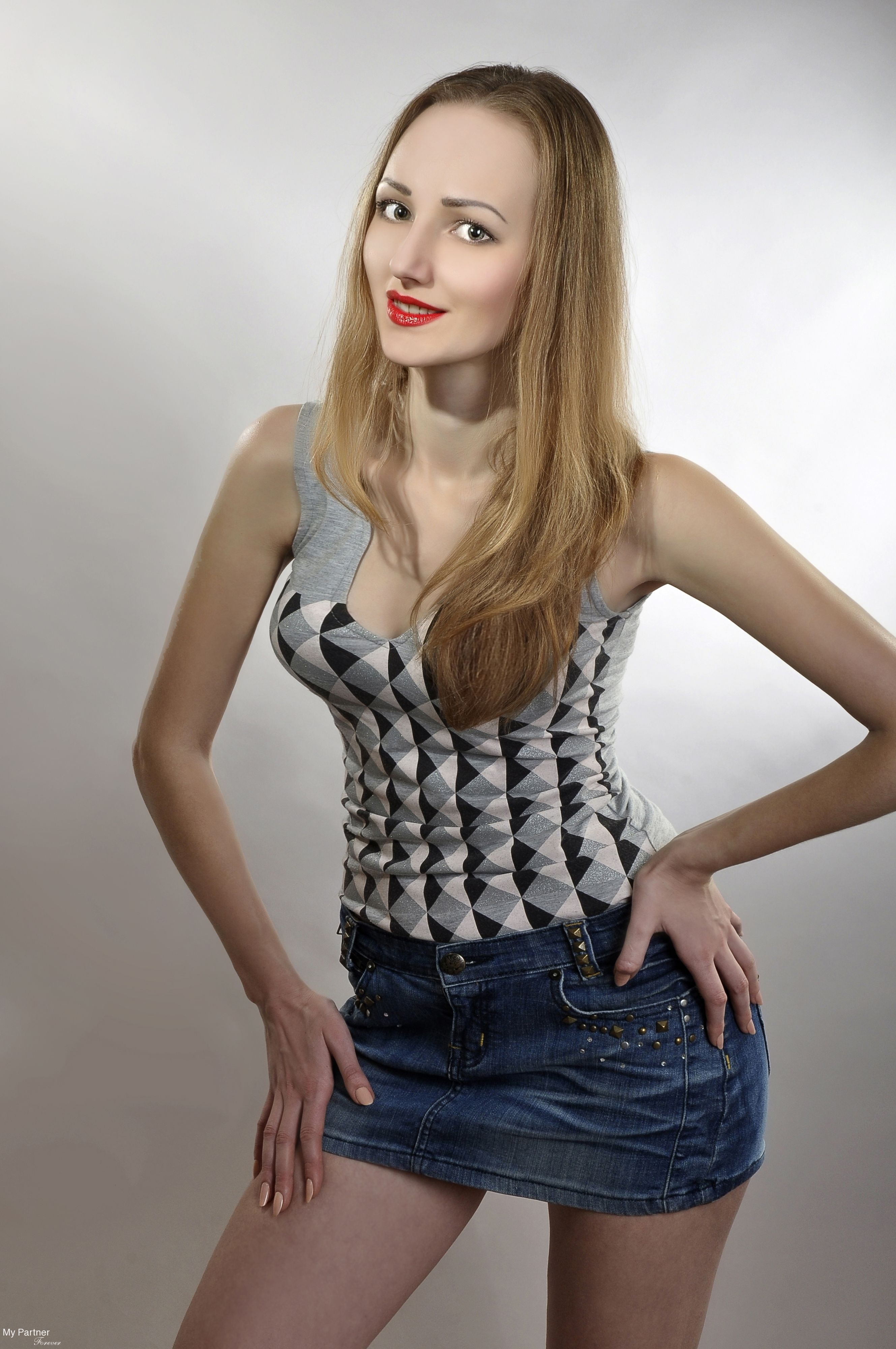 Dating Site to Meet Stunning Ukrainian Woman Oksana from Kiev, Ukraine