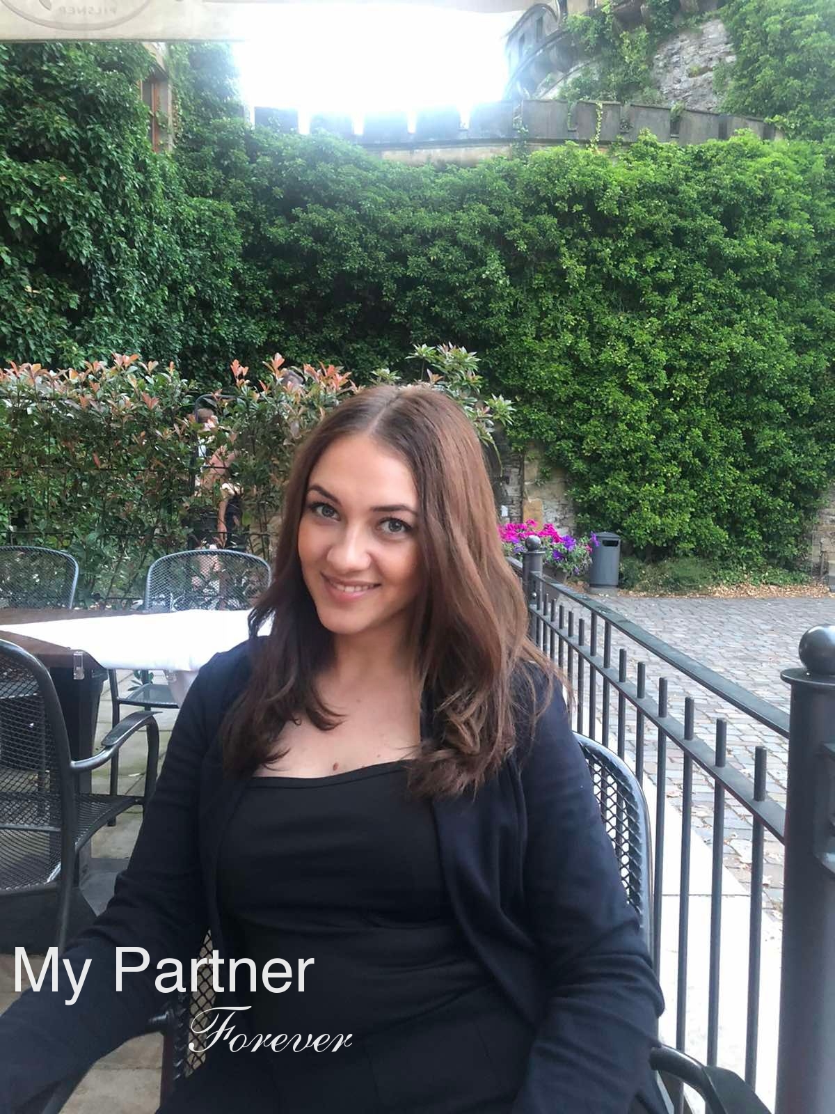 Dating Service to Meet Charming Ukrainian Lady Yuliya from Kiev, Ukraine