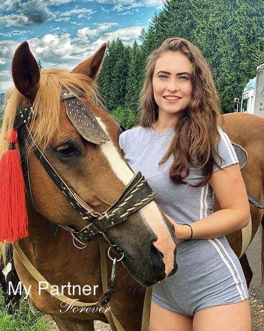 Dating Service to Meet Gorgeous Ukrainian Lady Oksana from Kiev, Ukraine