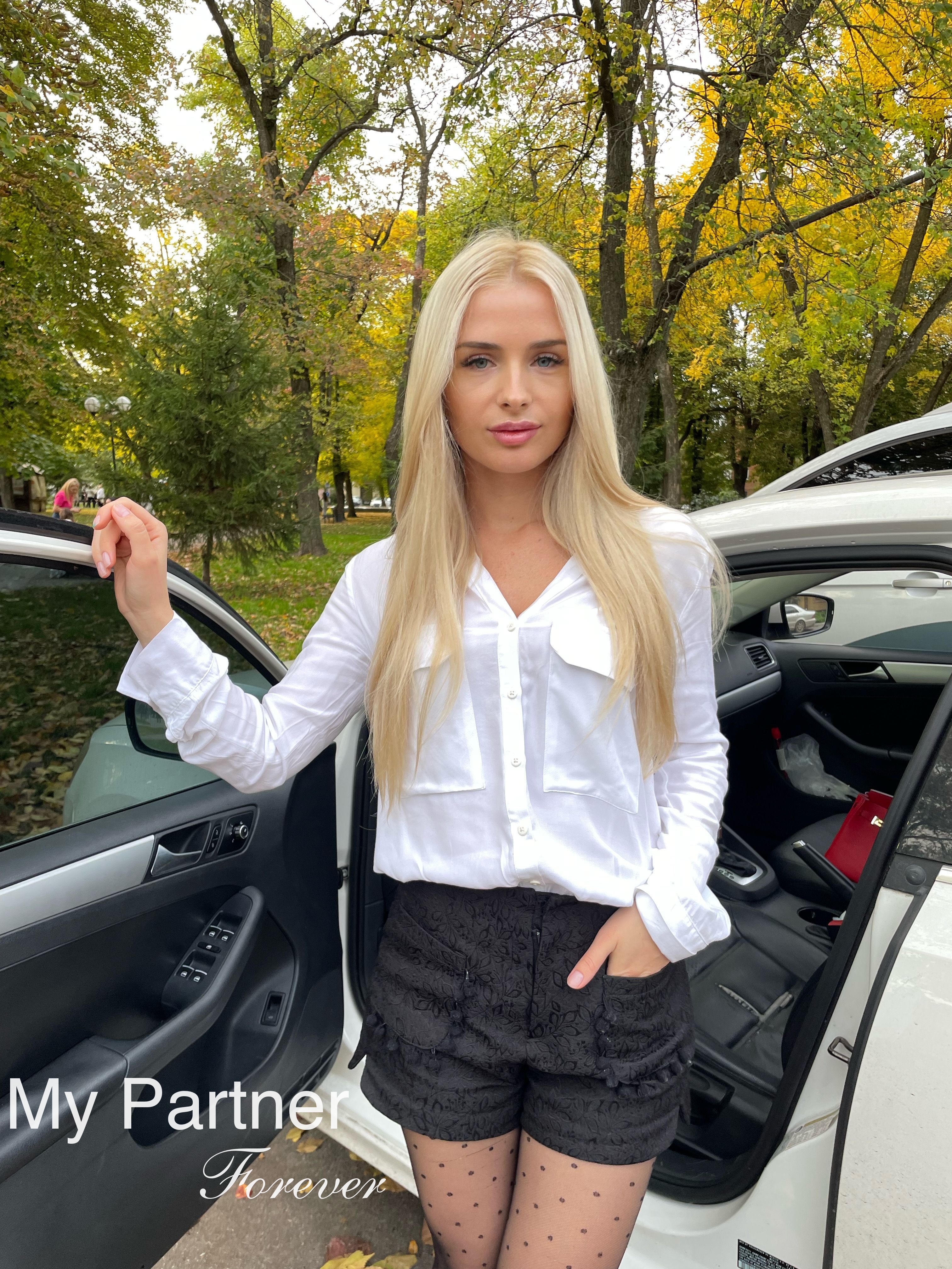 Dating Service to Meet Gorgeous Ukrainian Woman Marina from Poltava, Ukraine