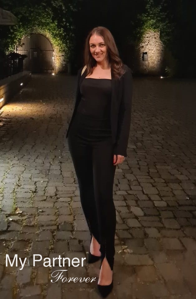 Dating Service to Meet Sexy Ukrainian Lady Yuliya from Kiev, Ukraine