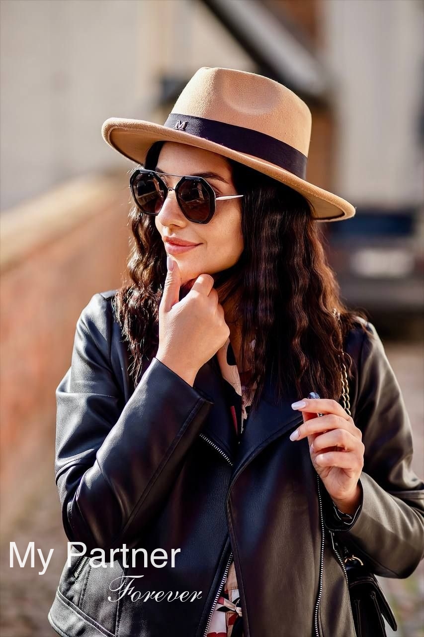 Dating Service to Meet Stunning Ukrainian Woman Elena from Kharkov, Ukraine