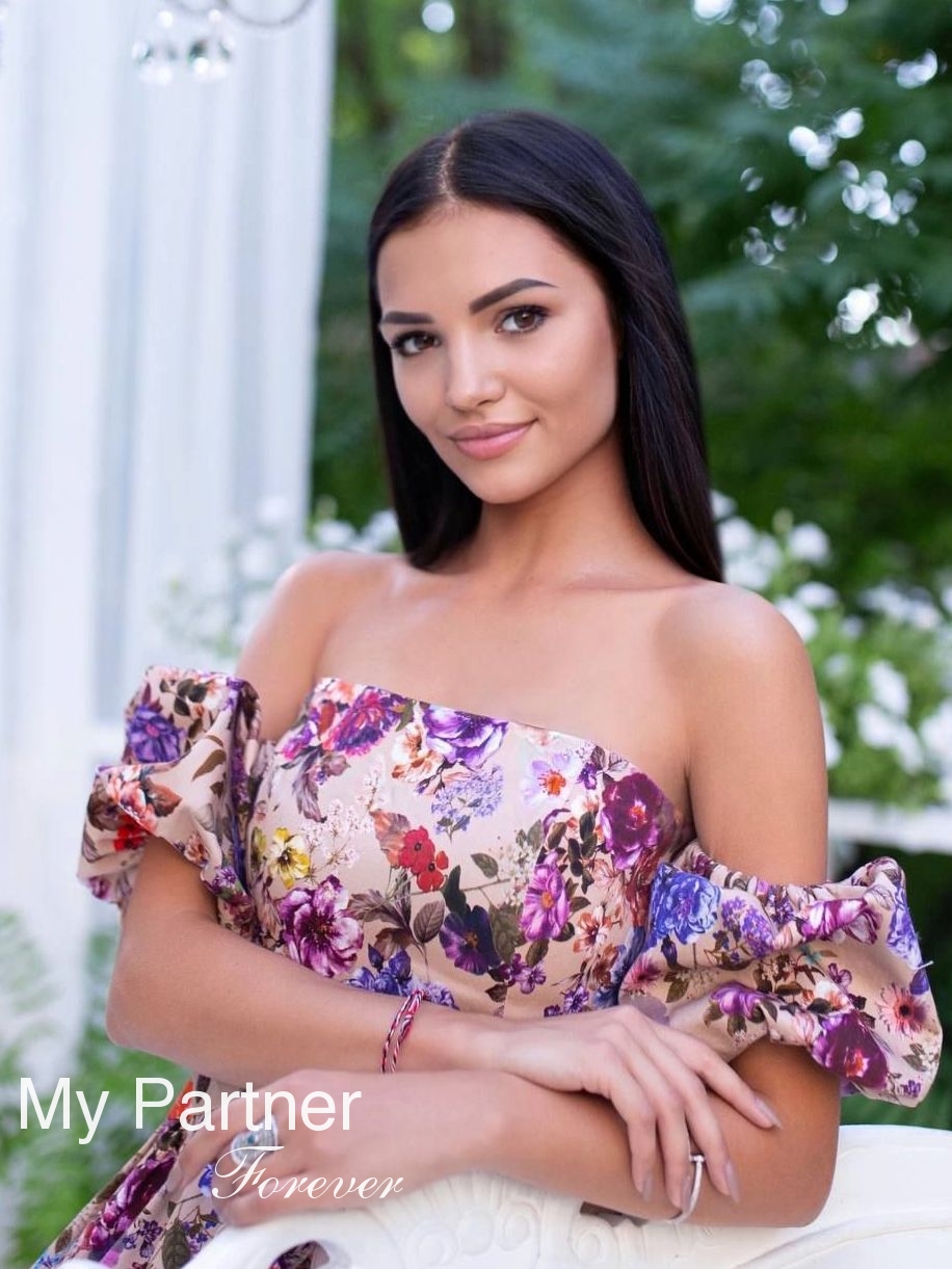 Dating Service to Meet Stunning Ukrainian Woman Julia from Kiev, Ukraine