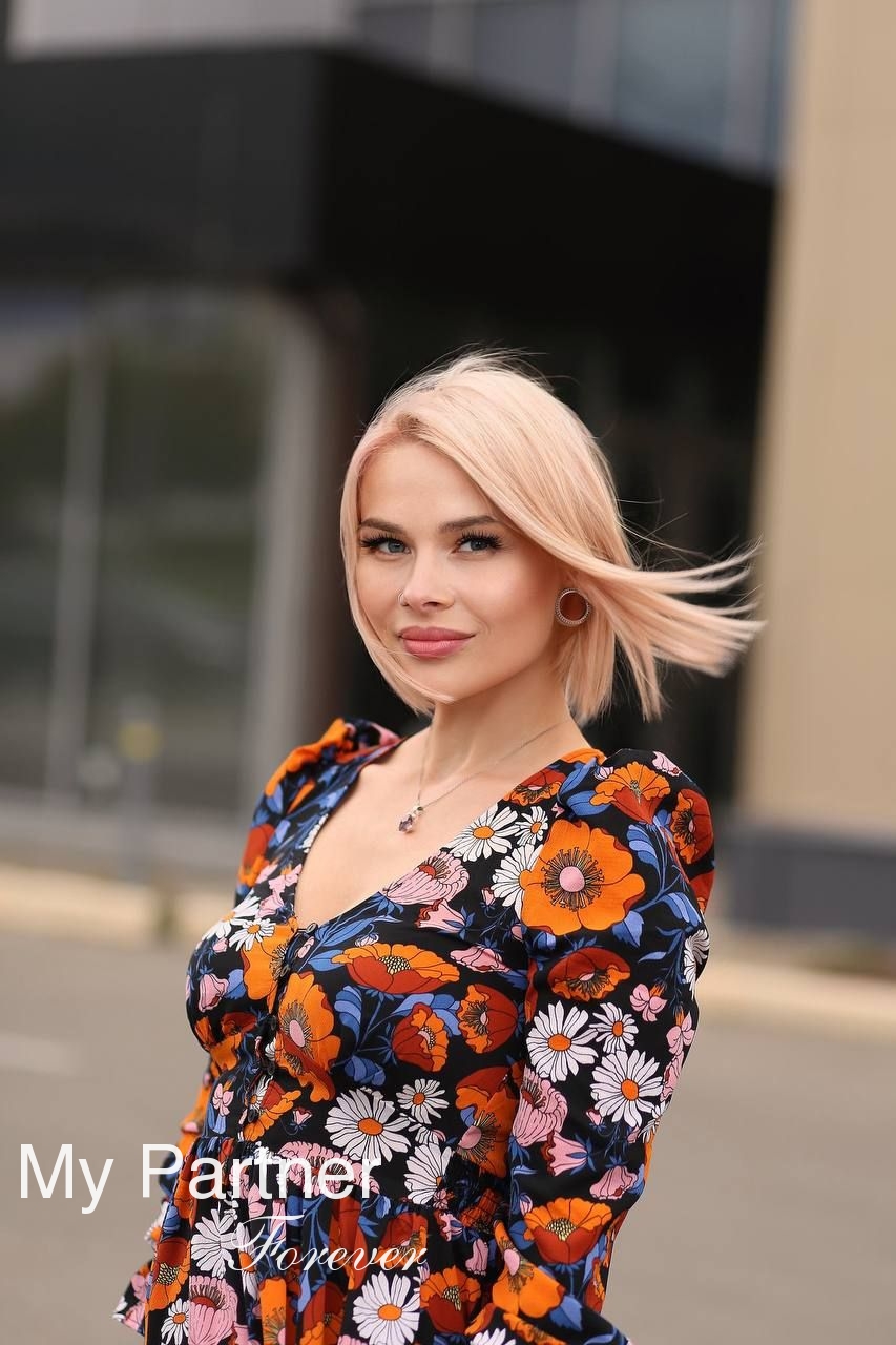 Dating with Beautiful Ukrainian Woman Yuliya from Kiev, Ukraine