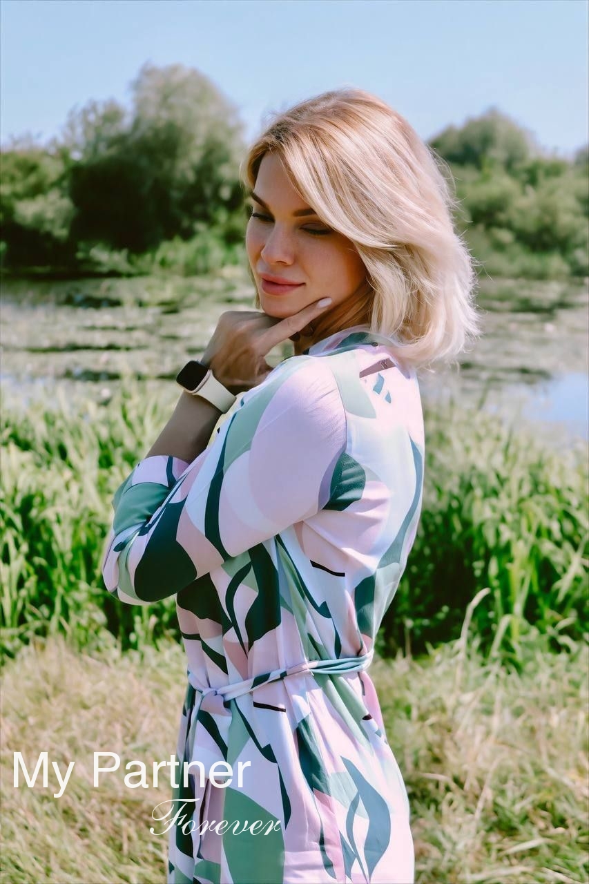 Dating with Charming Ukrainian Lady Anzhela from Lutsk, Ukraine