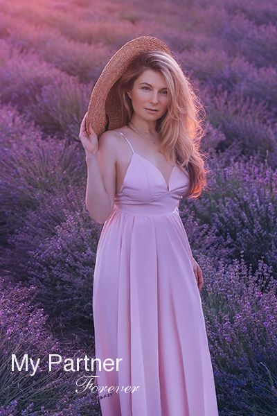 Dating with Stunning Ukrainian Woman Elena from Zaporozhye, Ukraine