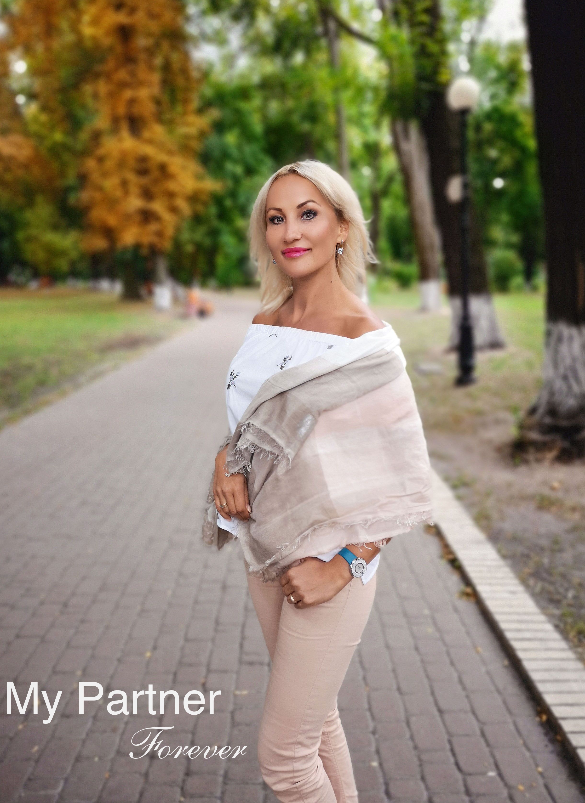 Dating with Ukrainian Girl Alina from Kiev, Ukraine