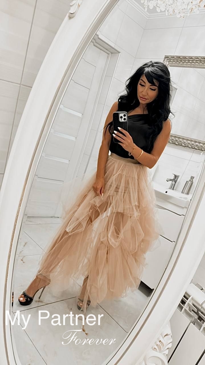 Datingsite to Meet Stunning Ukrainian Woman Olena from Chernovtsy, Ukraine