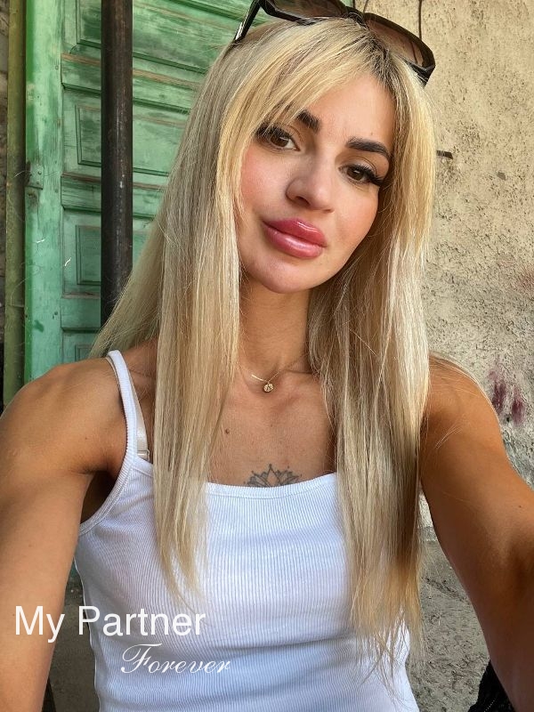 Online Dating with Beautiful Ukrainian Girl Alina from Chernigov, Ukraine