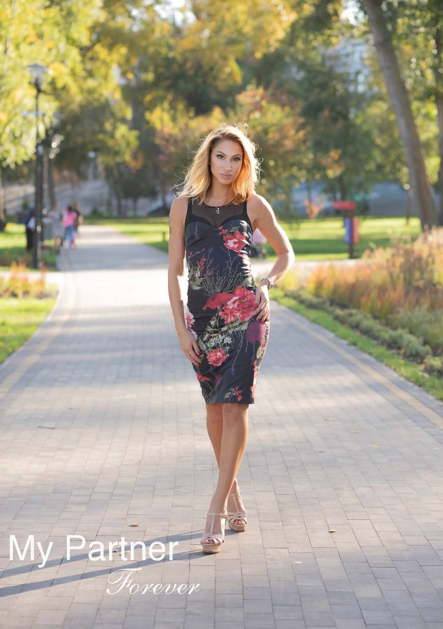 Online Dating with Beautiful Ukrainian Woman Marina from Kharkov, Ukraine