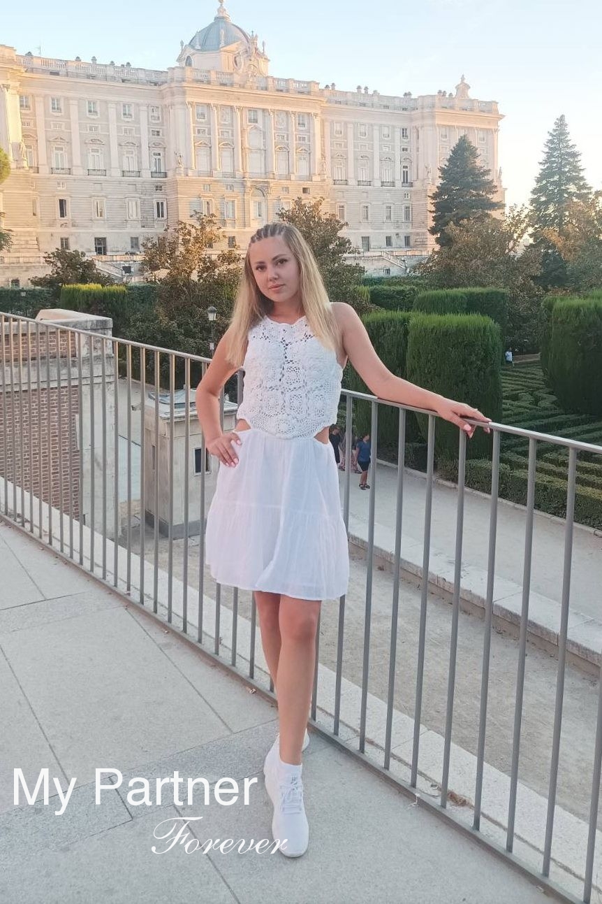Online Dating with Gorgeous Belarusian Girl Anastasiya from Minsk, Belarus