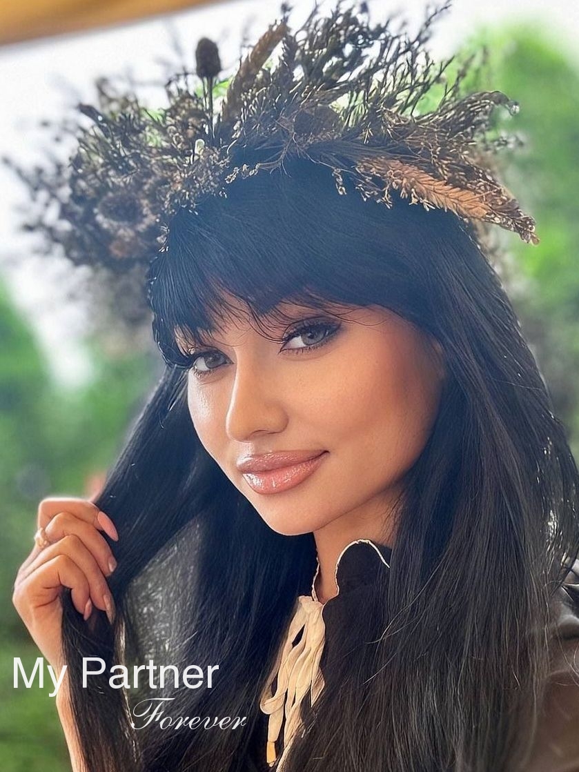 Online Dating with Stunning Ukrainian Woman Olena from Chernovtsy, Ukraine